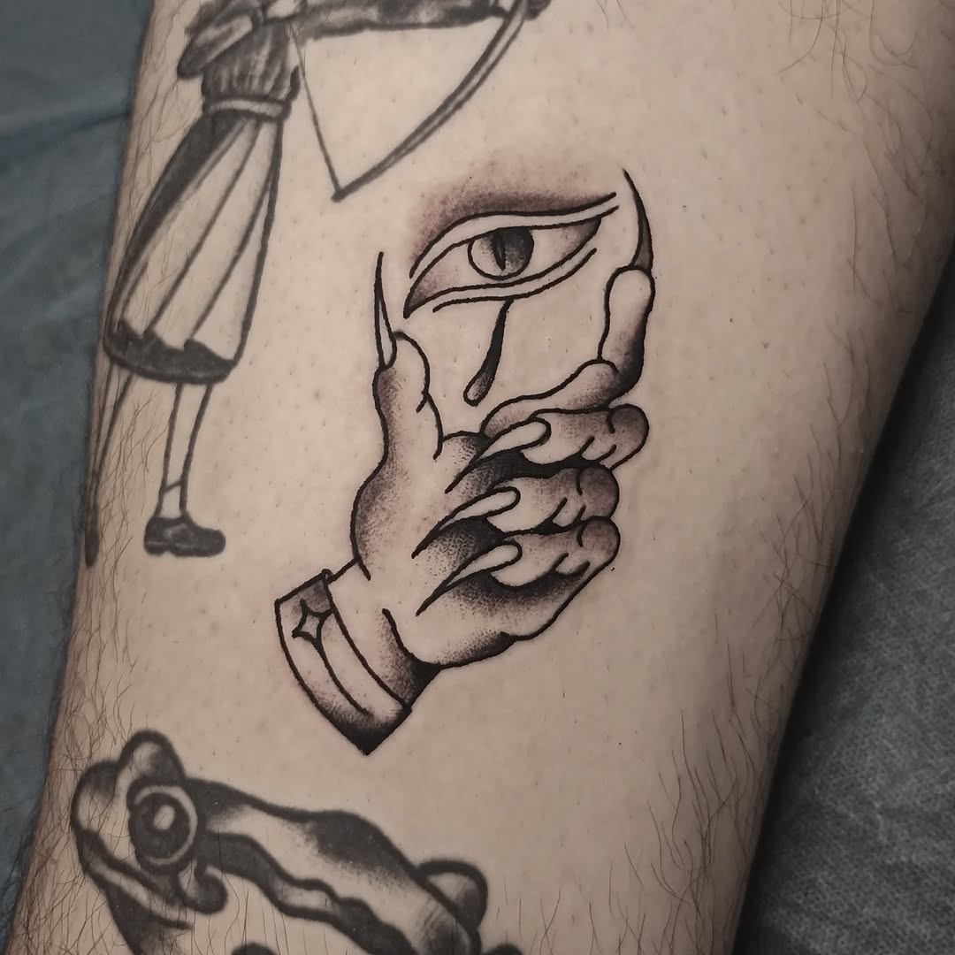 Tatuaje Mano con Máscara - Fernando Aponte