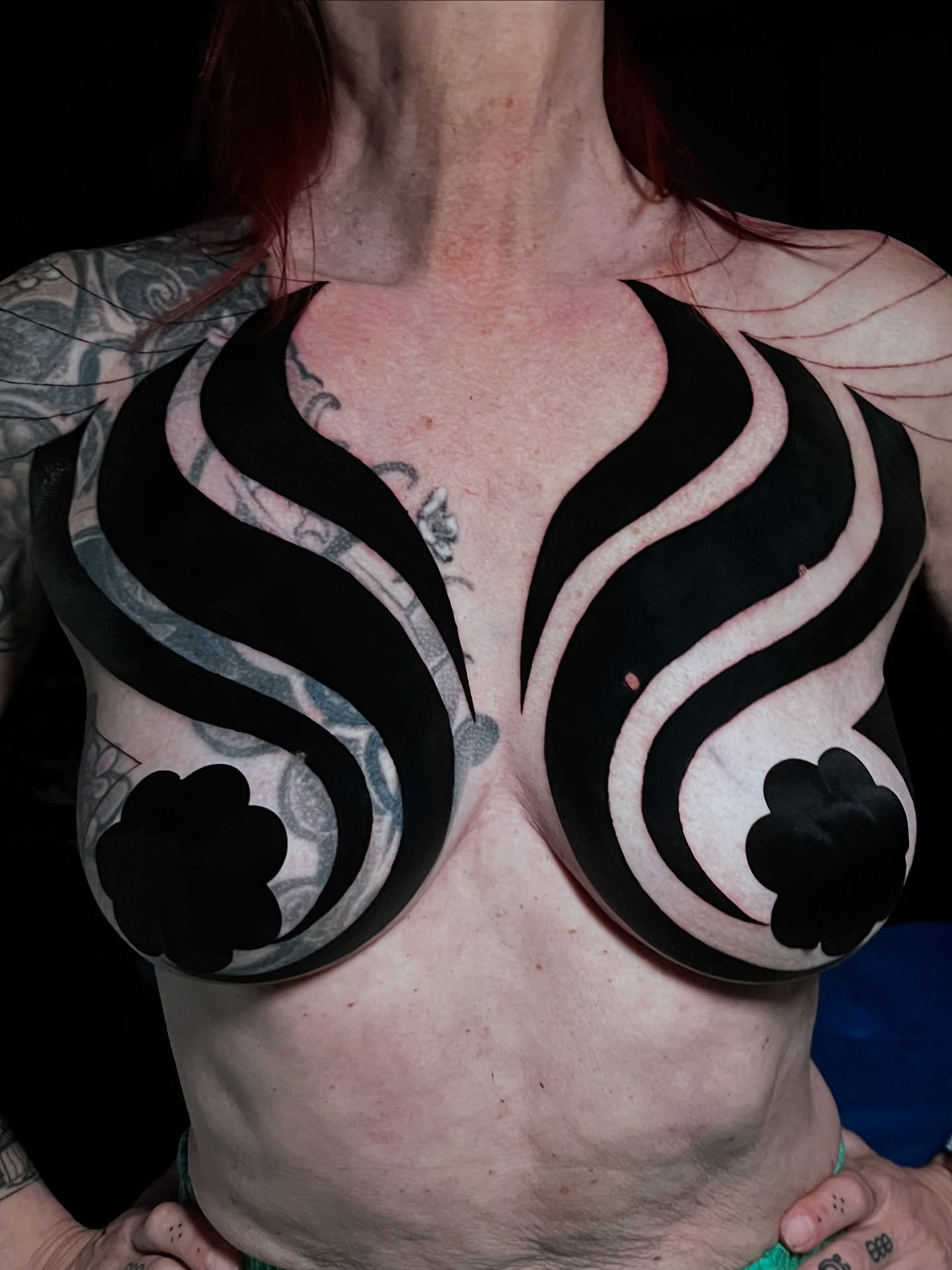 Tatuaje blackwork femenino