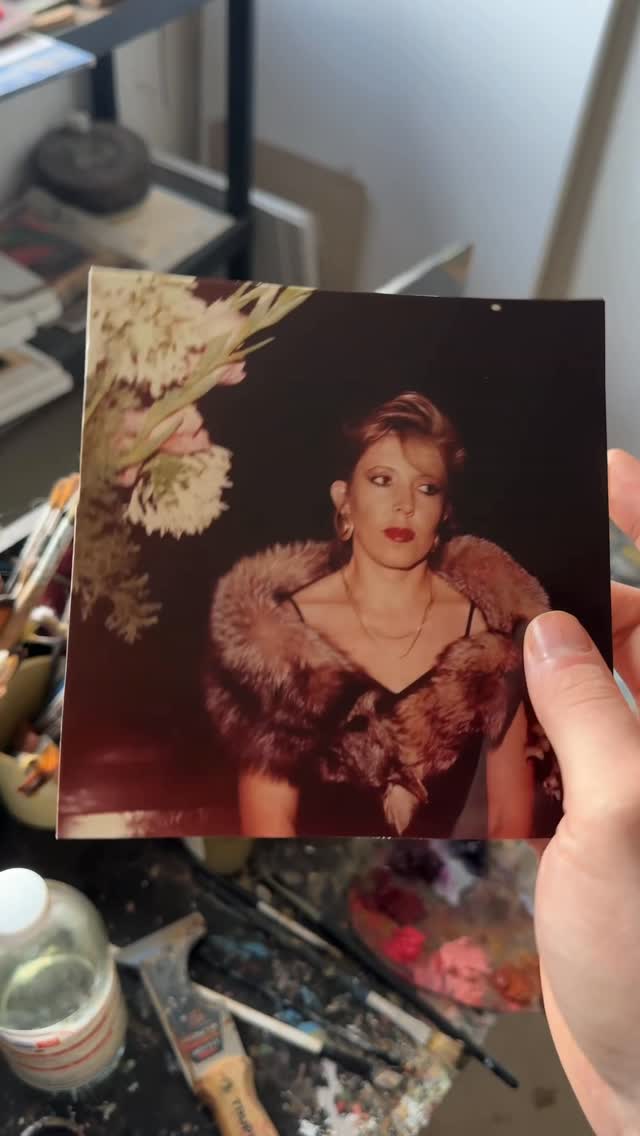 Mano con ave y flores — James Villazon Maroney