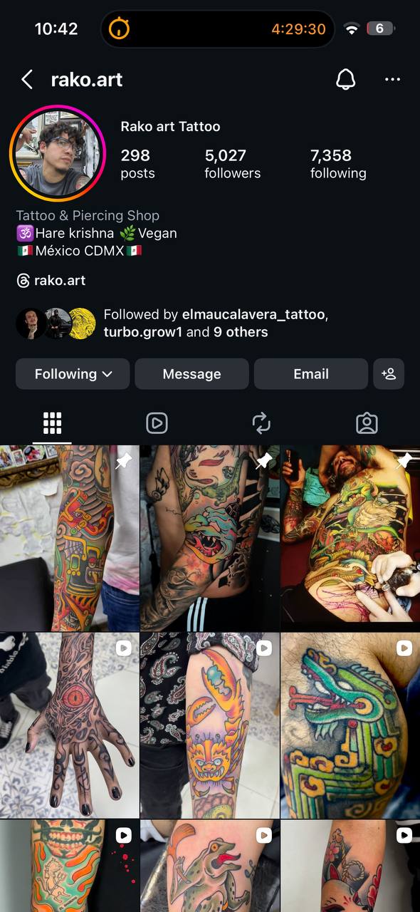 Tatuaje maya con símbolos ancestrales y colores tradicionales