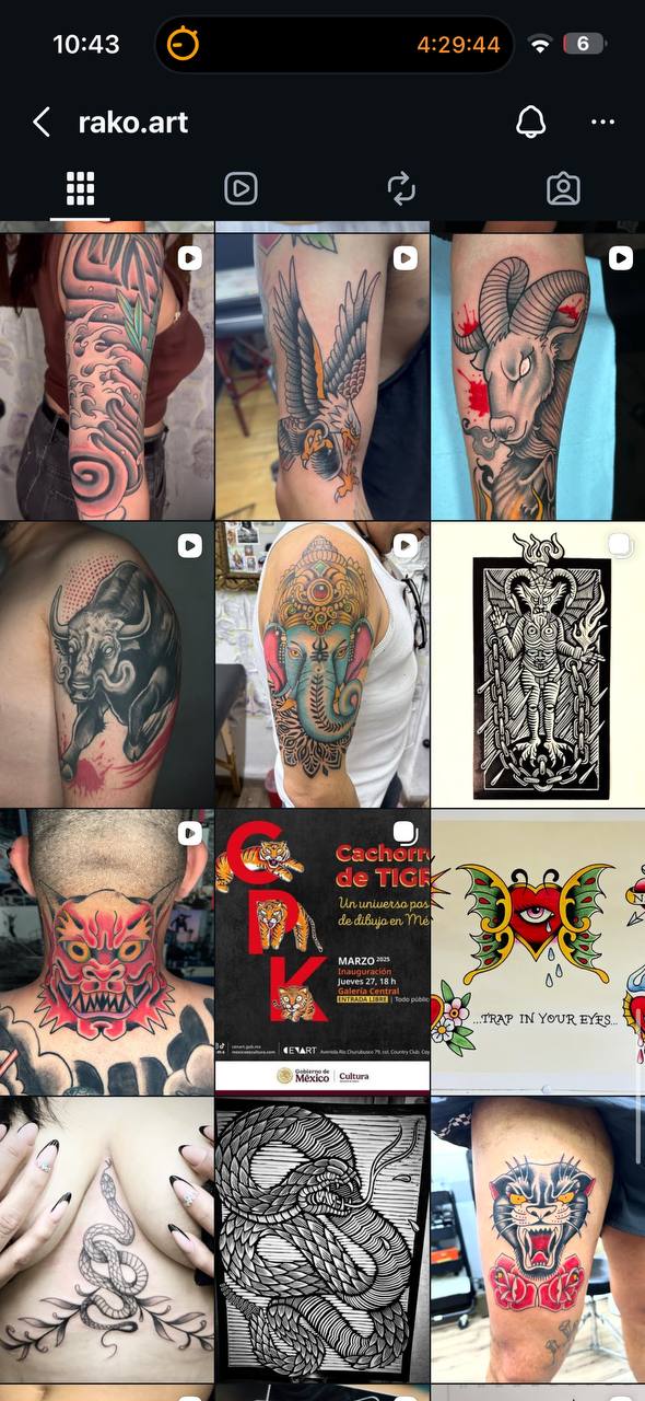 Tatuaje japonés con elementos florales y técnica neo-tradicional