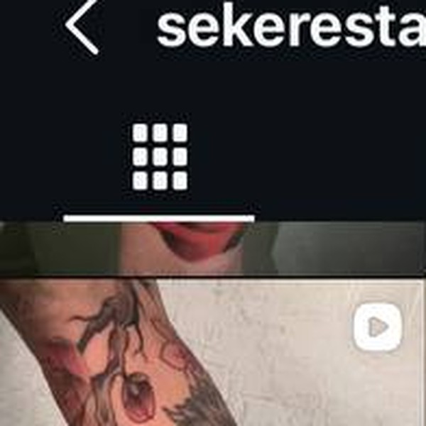 Tatuaje floral geométrico en pecho