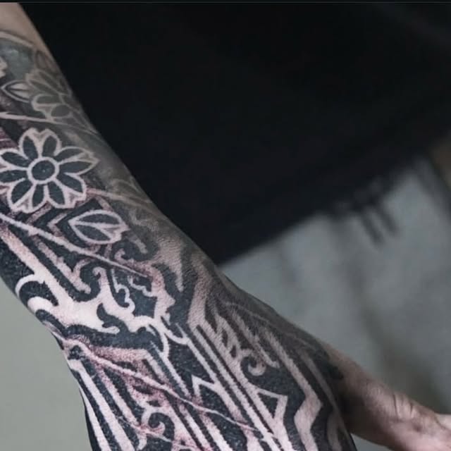 Large scale geometric tattoo